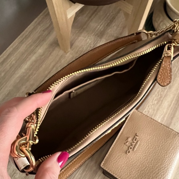 Coach - Picture 4 of 8